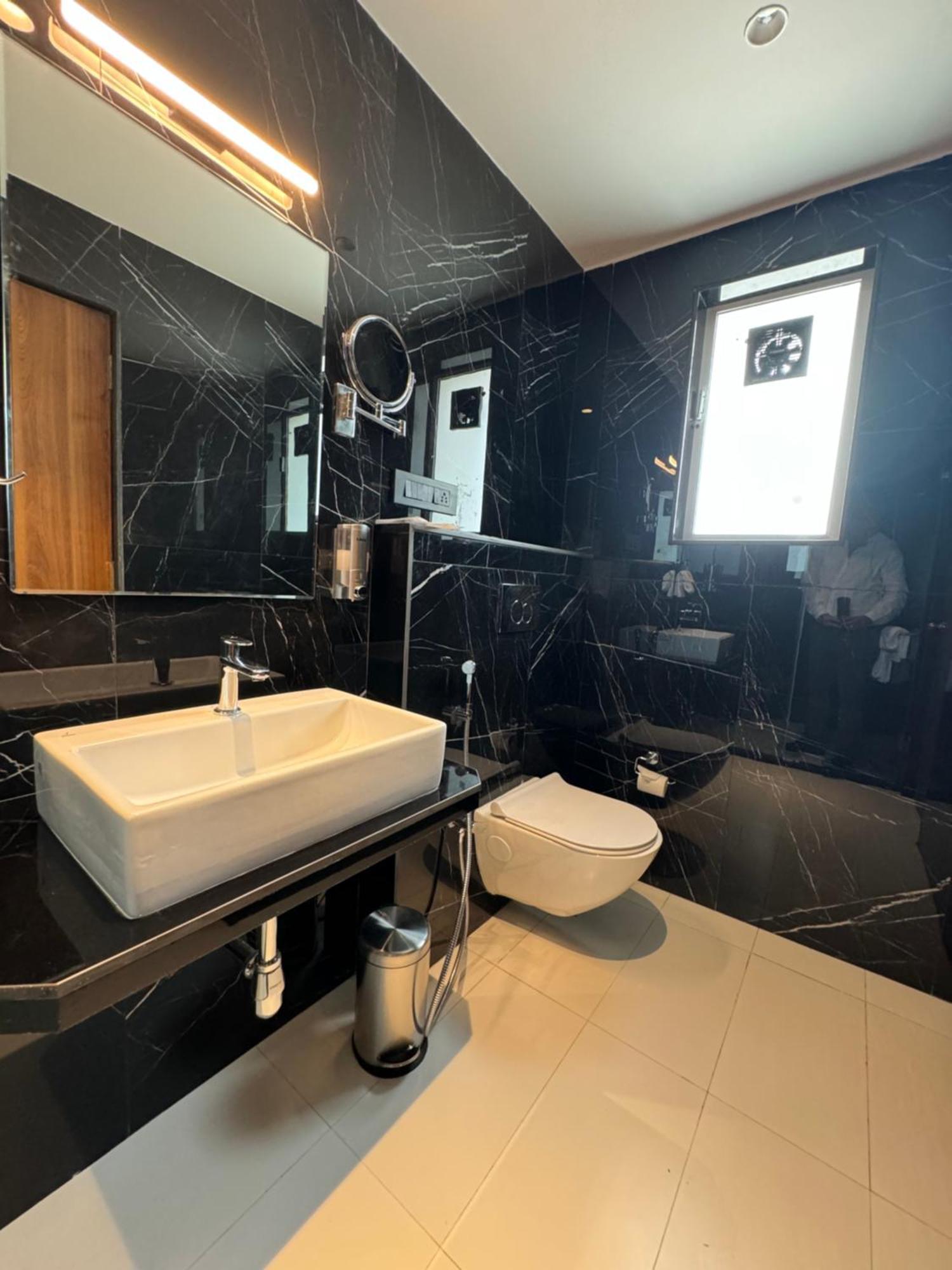 Hotel Mumbai House, Malad Luaran gambar